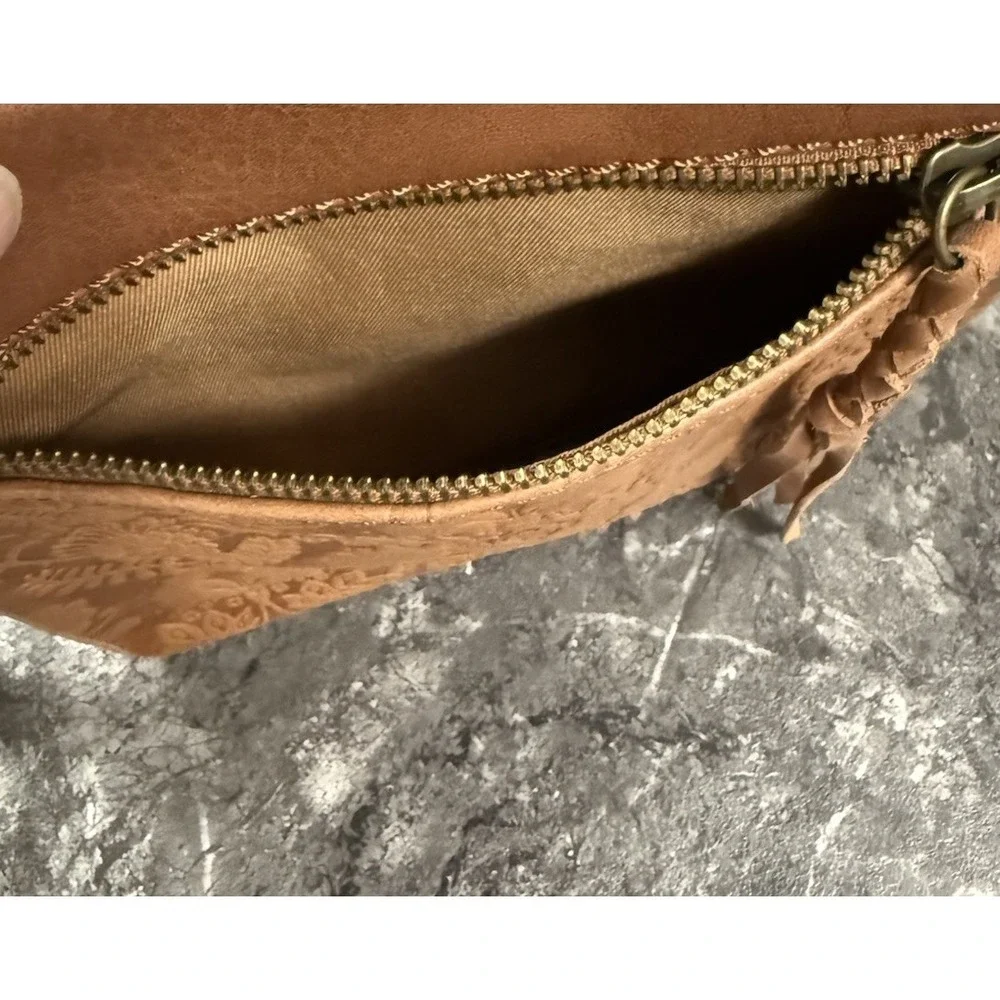 The Sak Sanibel Top Zip Leather Embossed Tooled Crossbody Purse Bag Handbag Tan